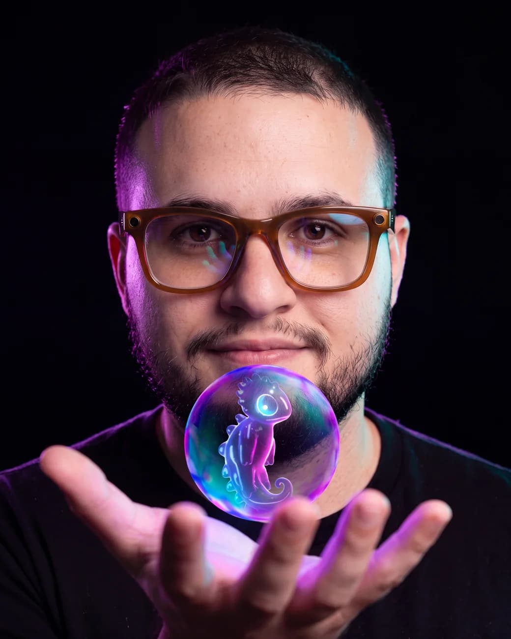 Marco Guimarães, fundador e diretor criativo da BePlus, com a bolinha do Lango IA flutuando sobre a mão