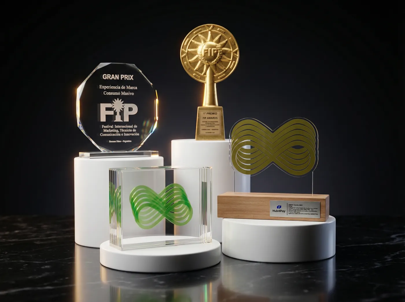 Os quatro troféus do case BYD Yuan Pro em pedestais brancos: o Grand Prix de cristal e o troféu dourado do FIP e os dois troféus do AMPRO Awards